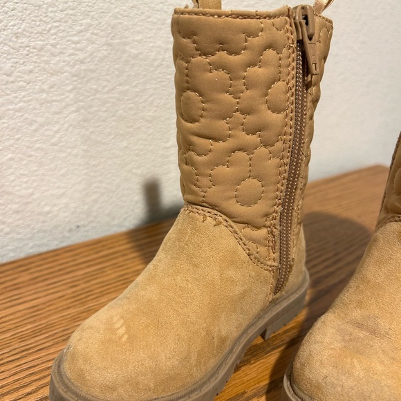 Old Navy Baby Girls Tall Size 6 Boot - Picture 3 of 8